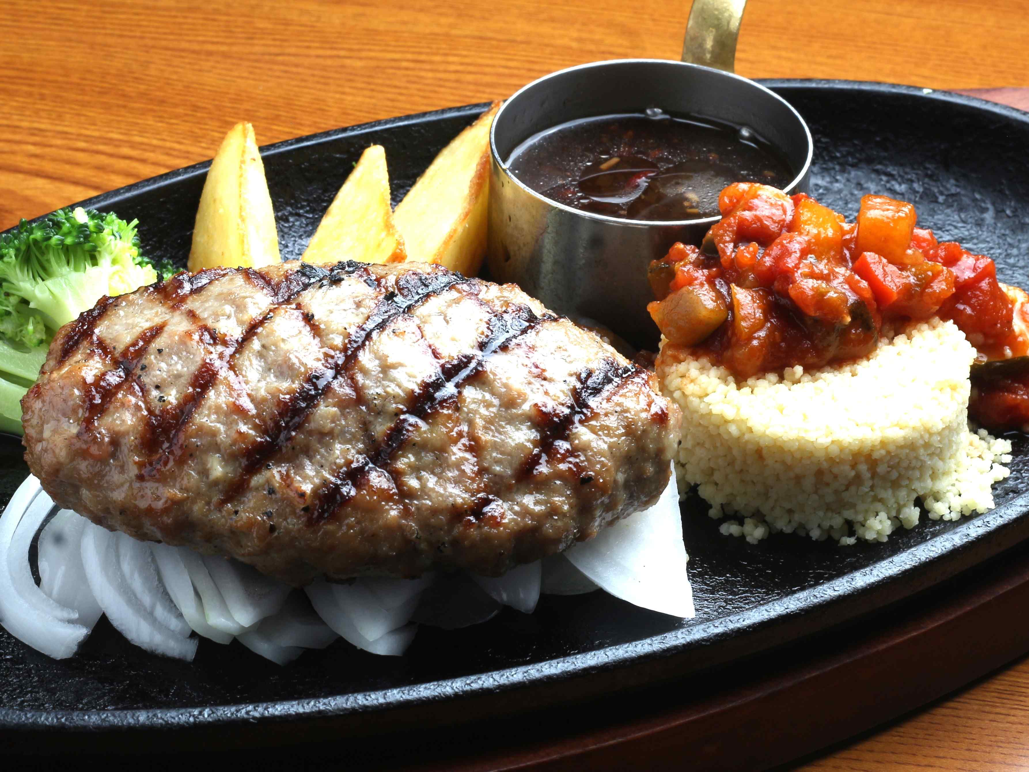 ハンバーグとクスクス＆ラタトゥイユ添え